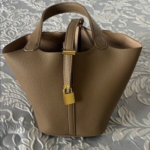 Elegant Tan Leather Tote Bag